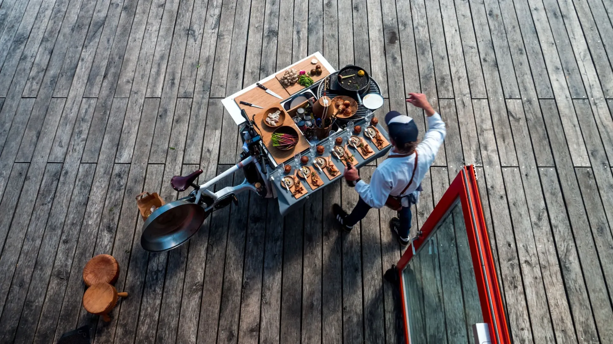 Dronefoto af Cykelkokken ved hans cykel