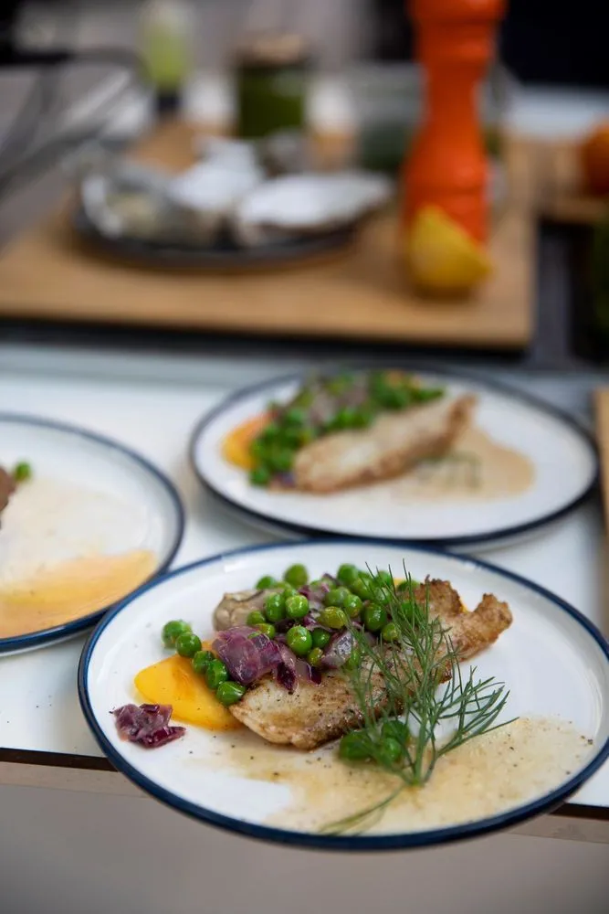 Smørstegt fisk med nye ærter