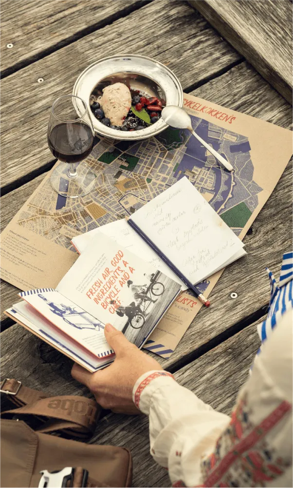 Kort på bord med rødvin